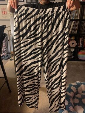 never worn - Bourbon & Belles - Zebra Print Wide-Leg Pants - Black & White